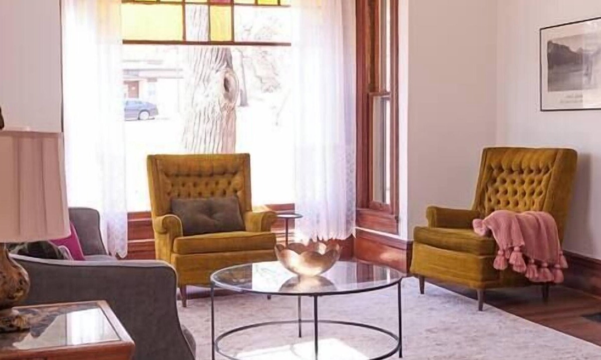 Des Moines House | Charming Spacious Victorian Home Close to Downtown