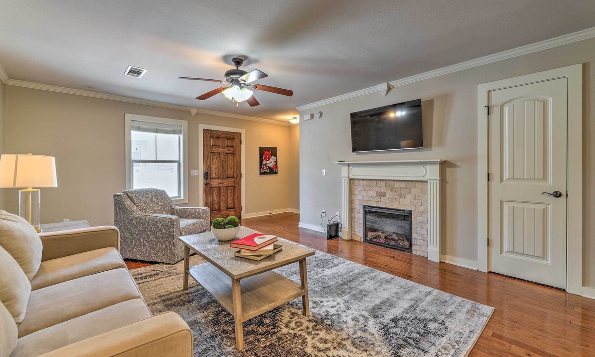 Johnson House | Charming Springdale Townhome ~ 5 Mi to Dtwn!