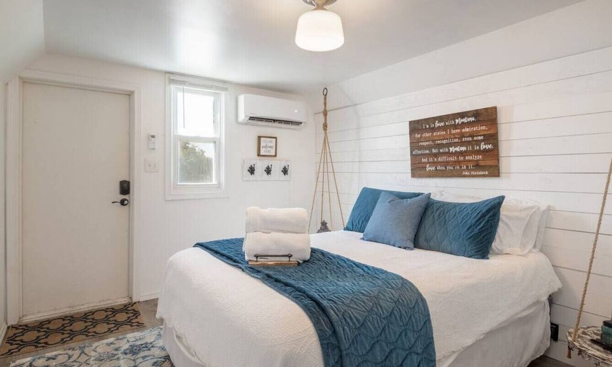 Franklin to the Fort Apartment | Charming Vintage Studio on the Bitterroot Bike Trail