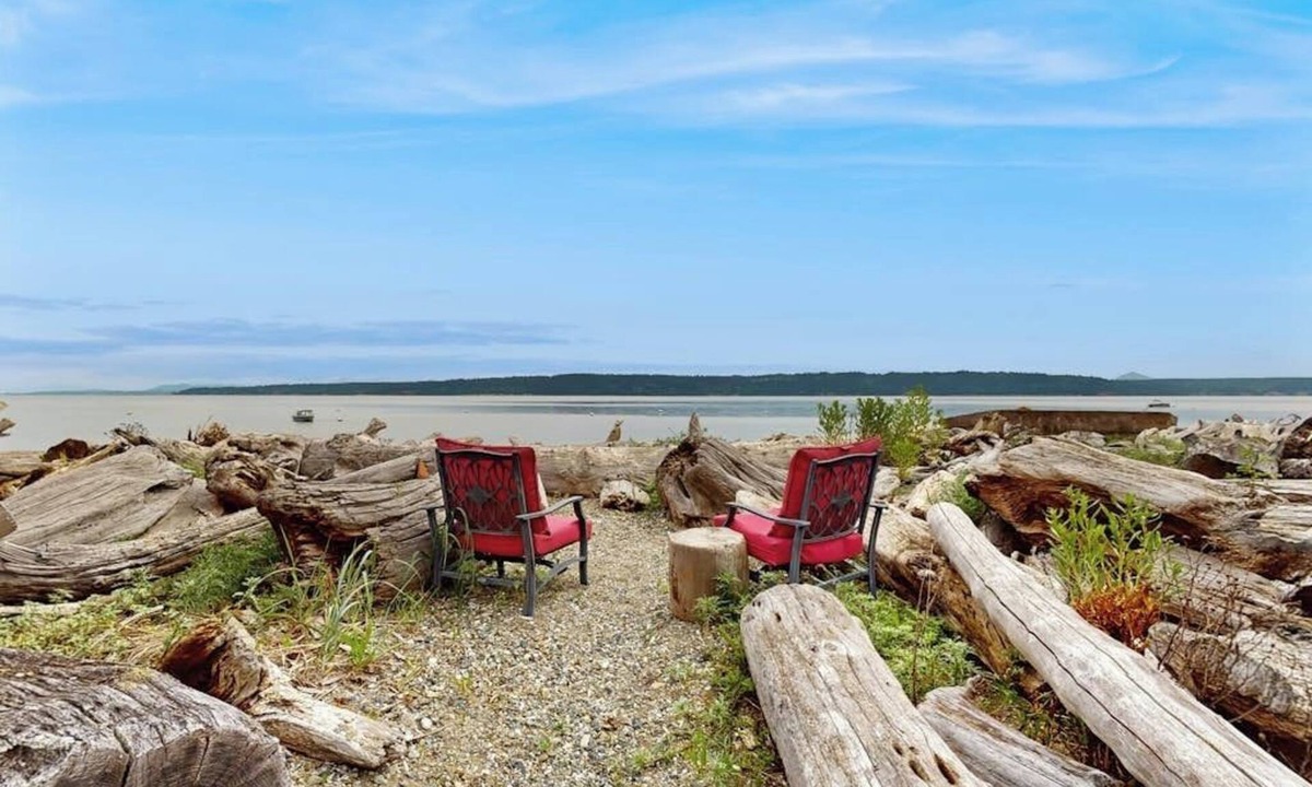Camano Island House | Charming waterfront home with kayaks, gas fire pit & private beach access