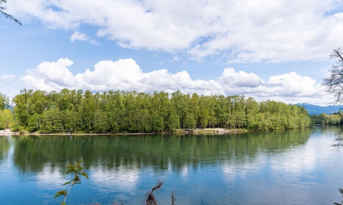Sedro-Woolley House | Charming Waterfront Retreat with Fireplace