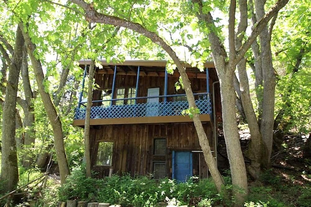 Jacksonville Cabin | Charming Woodland Cabin with Skylights & Quiet Escape in Jacksonville, Oregon