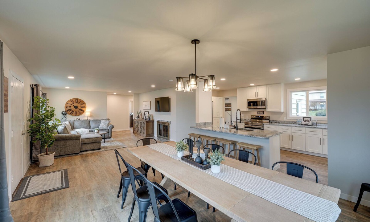 Oak Harbor House | Chef's Dream Beautifully Remodeled Home Sleeps 12