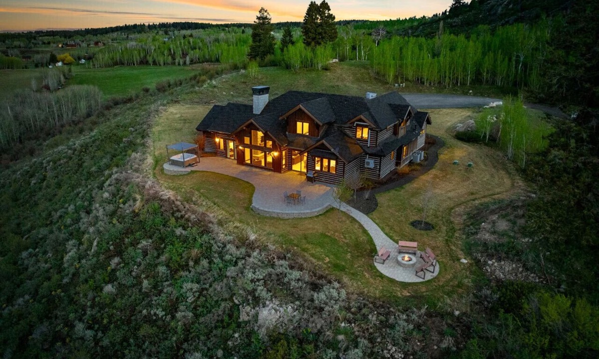 Ashton House | Cherry Butte Lodge| Luxe Lodge Sleeps 27, Hot Tub, Fire Pit, & Views!