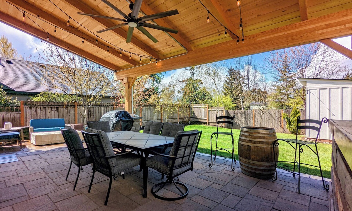 Newberg House | Chez Pinot Vino - Your Next Wine Retreat!