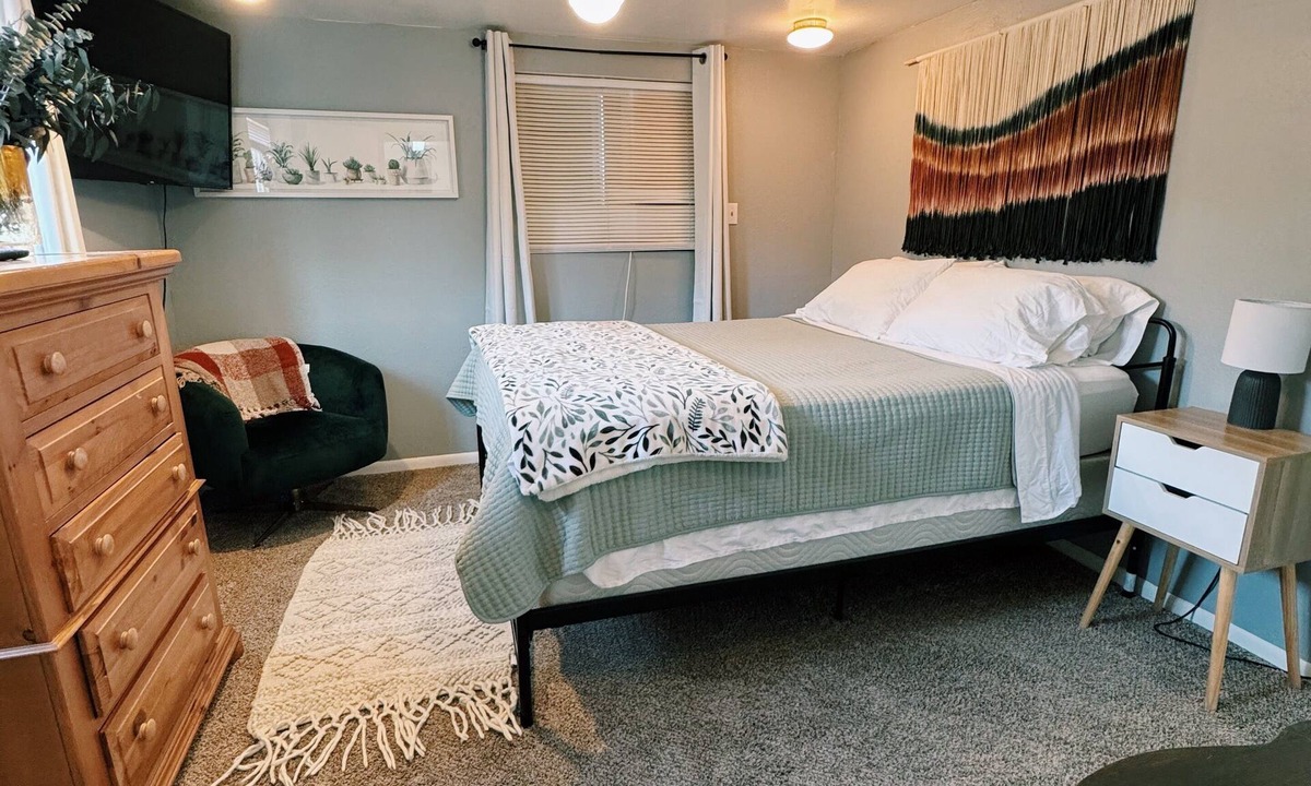 Medford Apartment | Chic & Cozy 1 bedroom guest-house in the heart of Medford