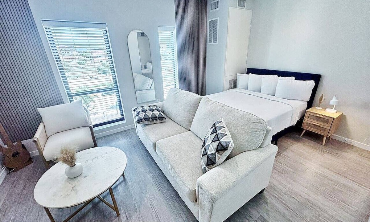 Downtown Des Moines Apartment | Chic Downtown Studio with Gym Access & Rooftop Lounge