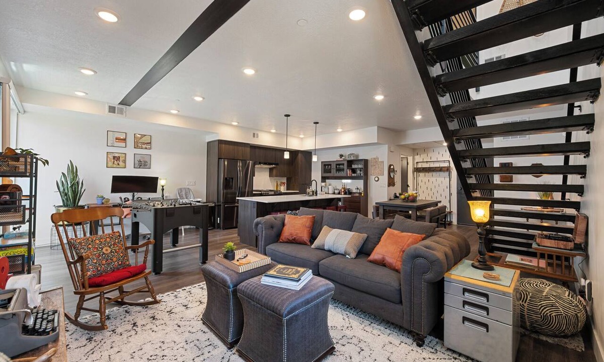 People's Freeway Condo | Chic & Modern Spacious Downtown Loft w/Free Secured Parking, Balcony, Near TRX