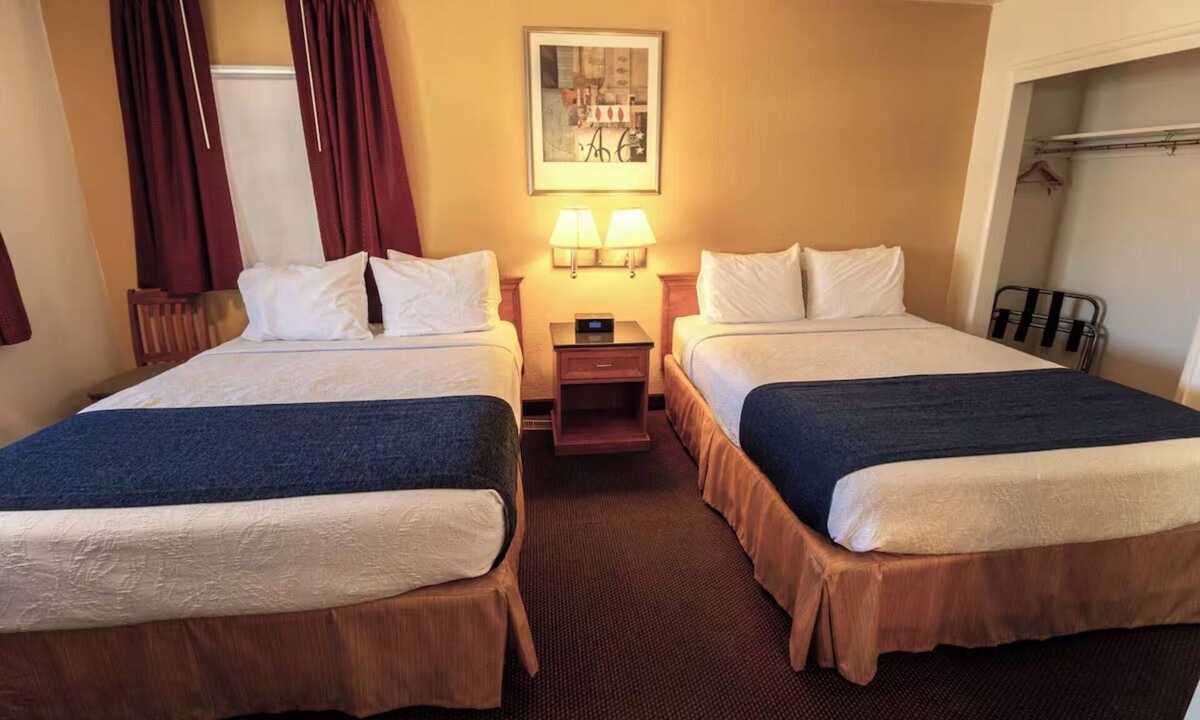 Pendleton Hotel | Chic Room with Comfortable Beds and Private Bath Near Downtown Pendleton