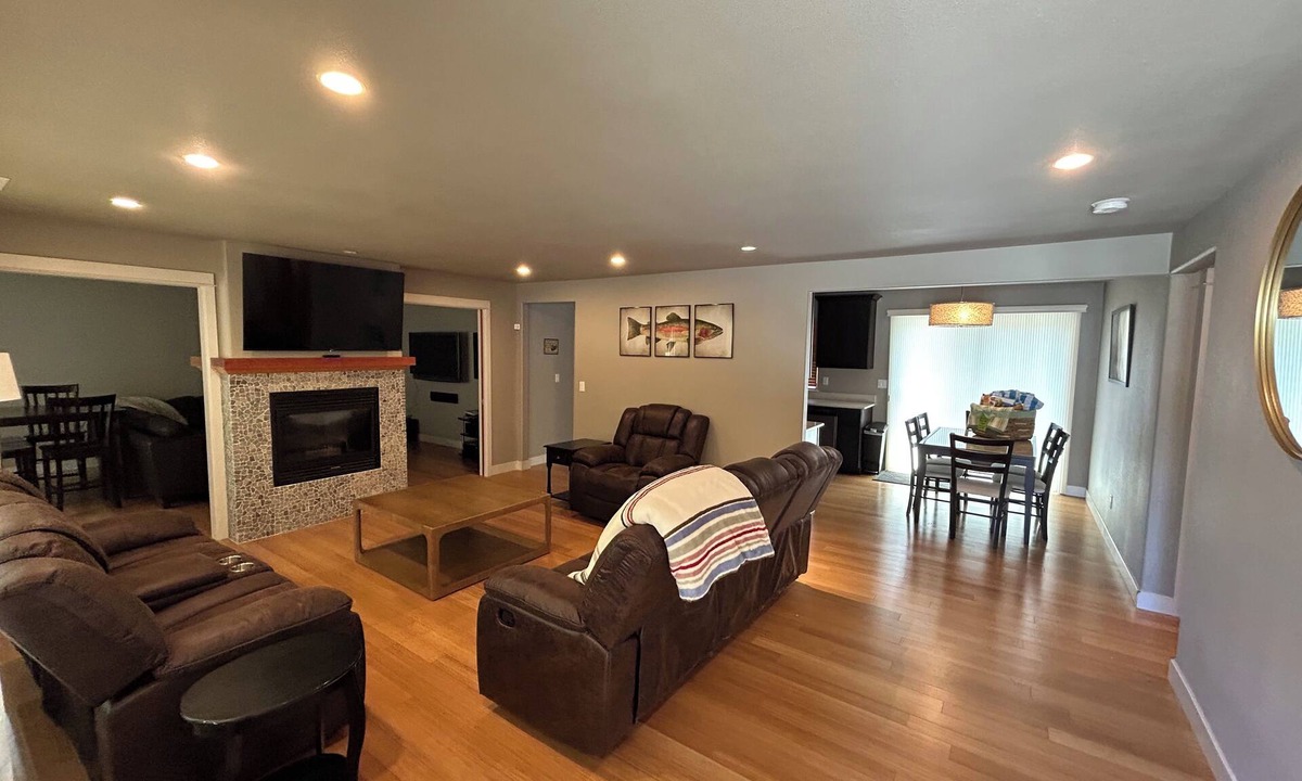 Tri-City House | Chinook Ranch-Perfect Family Friendly Modern Home