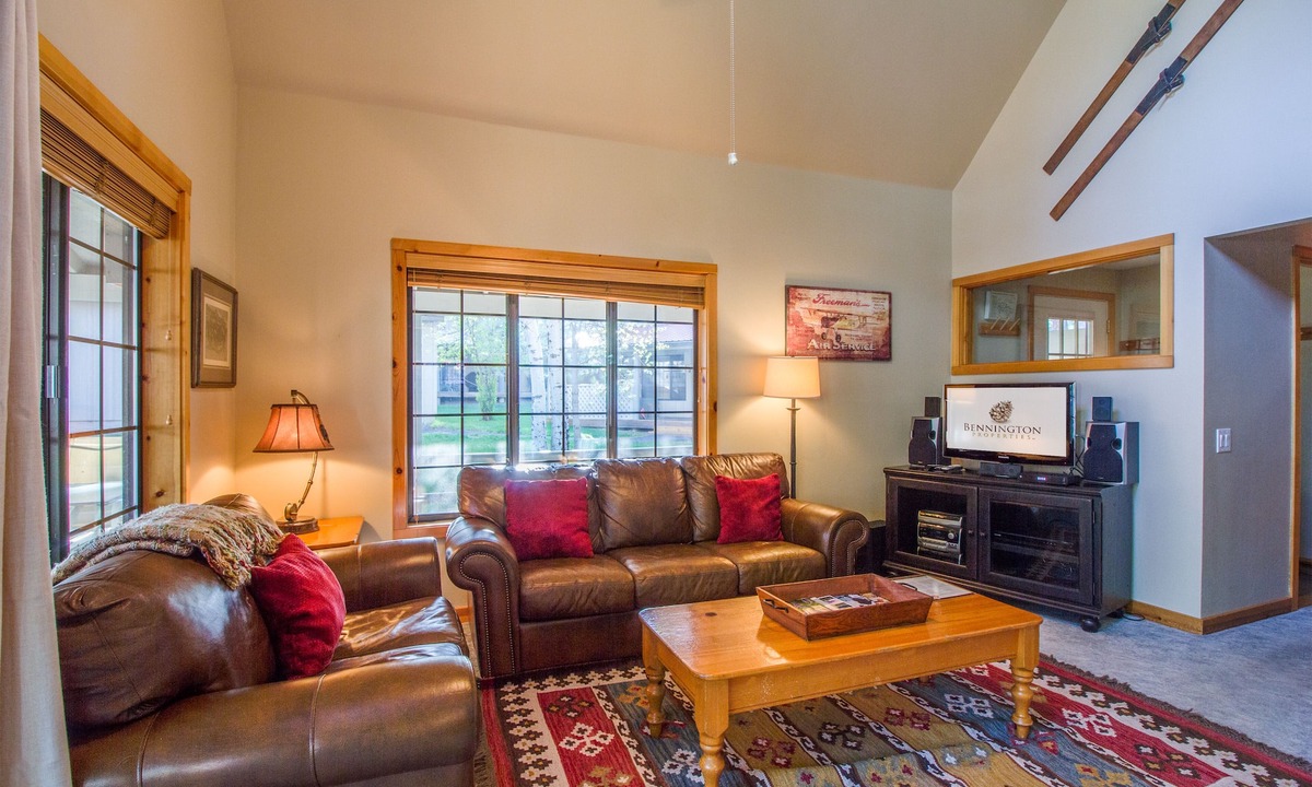 Sunriver House | CIRC04 - Cozy cabin, Hot Tub, Community Pool, Fireplace, Bikes