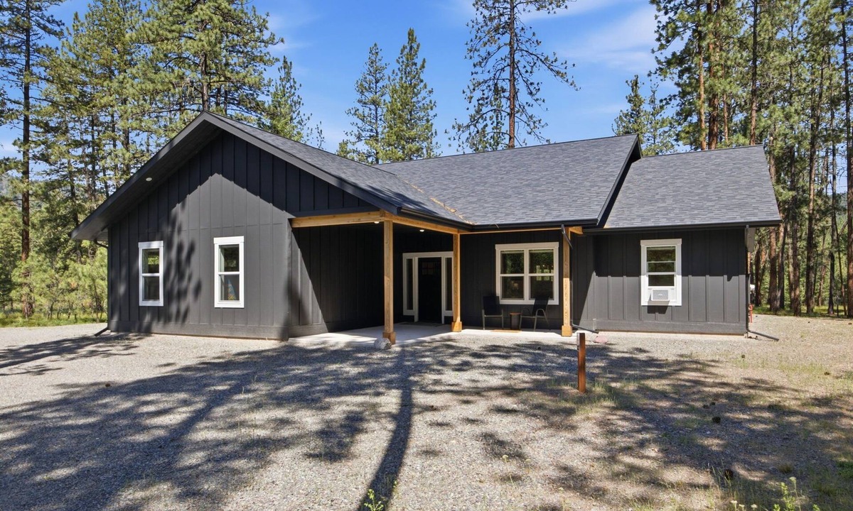 Riverbend House | Clark Fork Crossing - Adventures You Seek in Western Montana. River access.