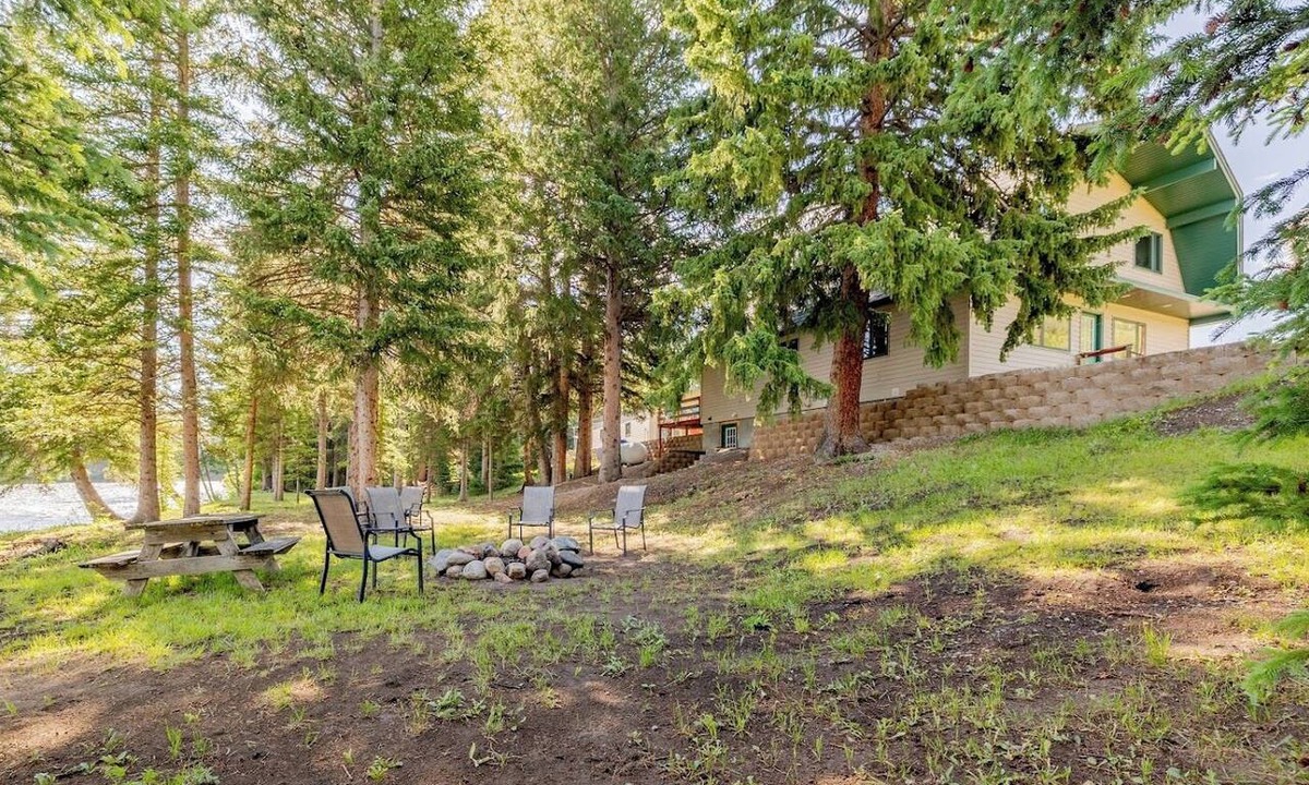 Park County House | Clarks Fork Crossing- Direct River Access, Large family Cabin!
