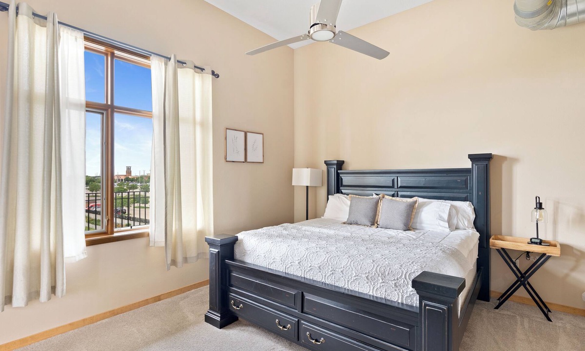 West Des Moines Apartment | Classy Safe Private Apartment w/Amenities Across f/Jordan Creek Mall w/Elevator