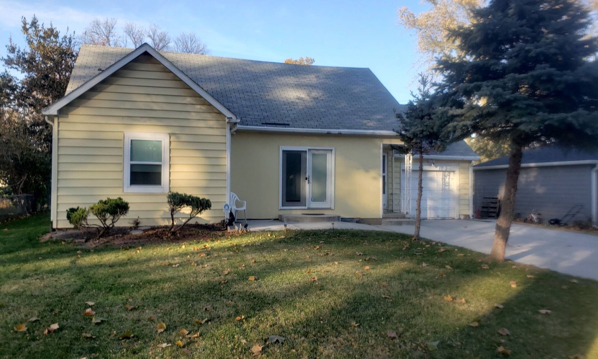 Omaha House | Clean & Safe Central Omaha Home Near Childrens Hospital, Walkable Eats, Fire Pit