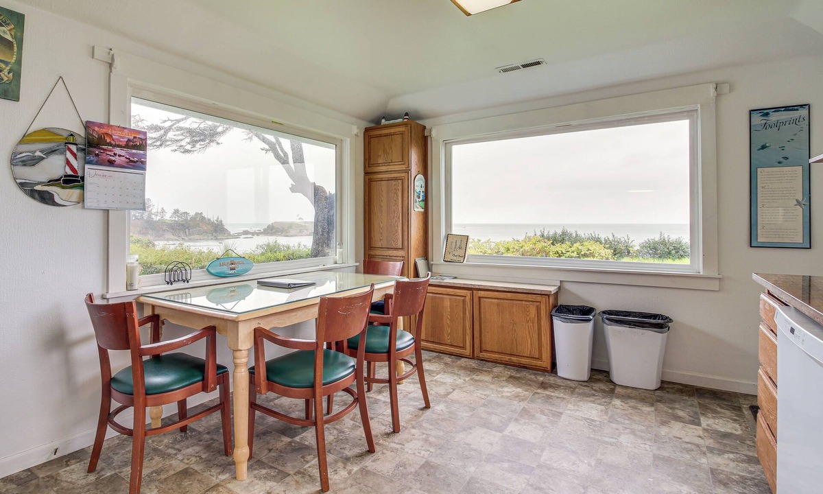Coos Bay Cottage | Cliffside Lighthouse Beach Home w/Ocean View