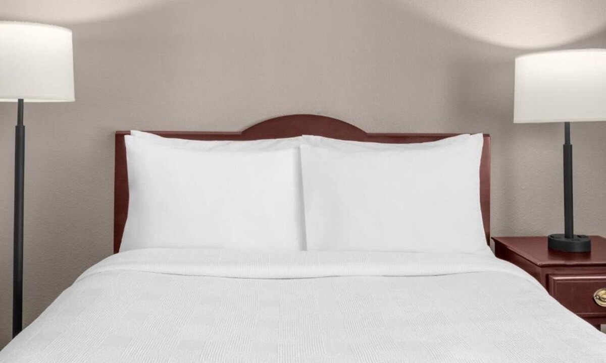 East Lake Hills Hotel | Close to Bellevue Arts Museum! Two Family Ready Suites w/Free Breakfast!