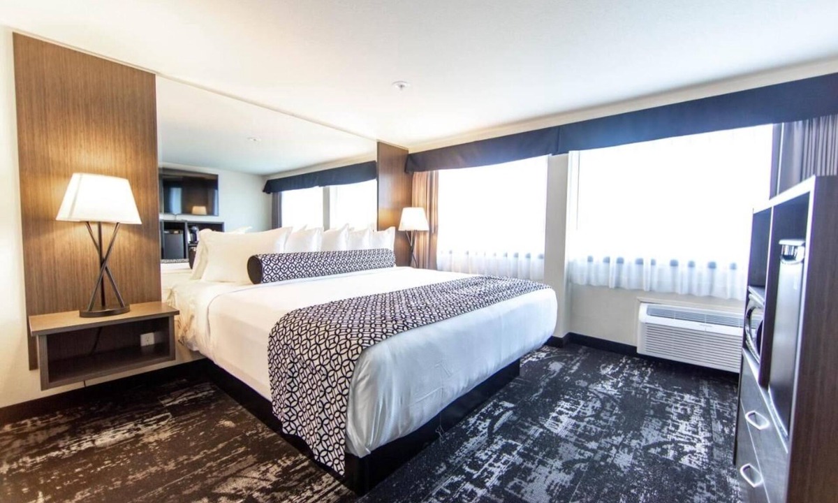 Riverside Hotel | Close to the Riverfront Park & Spokane Falls! With Outdoor Pool Onsite!