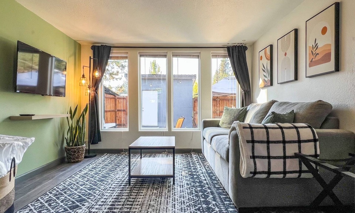 Republic House | Close to town Tiny Home with private back yard!