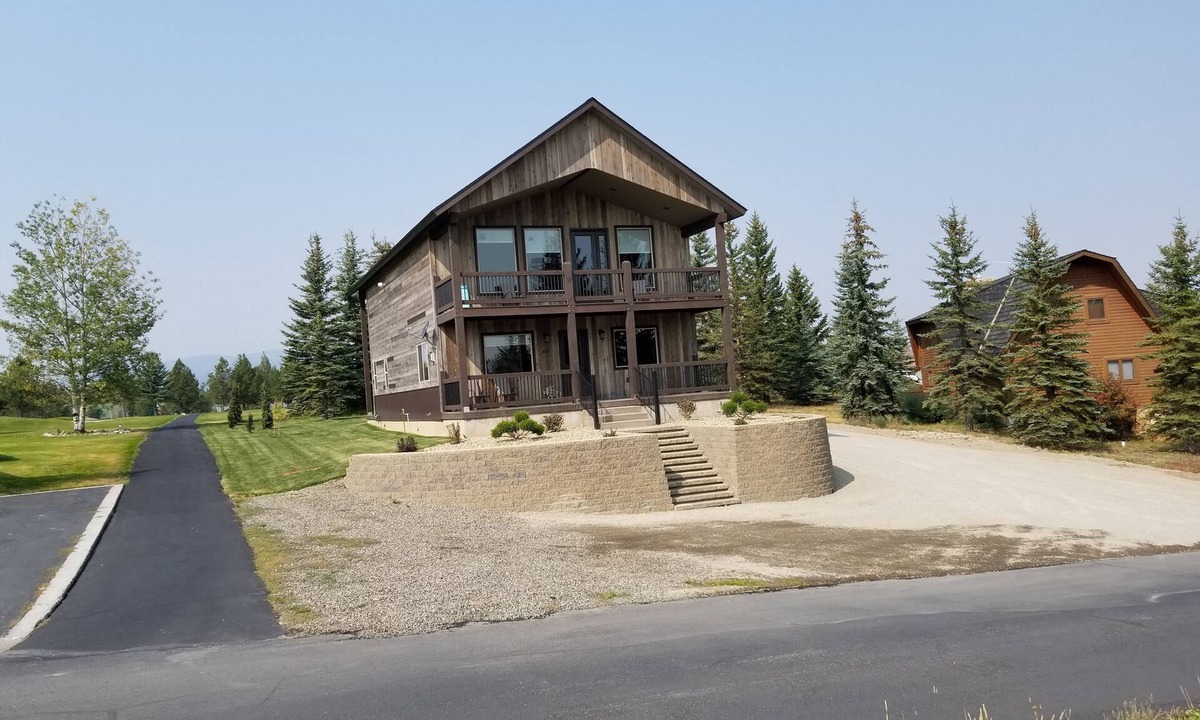 Island Park House | Close to Yellowstone ~ Wifi ~ Decks ~ BBQ ~ Fireplace ~ Fire Pit
