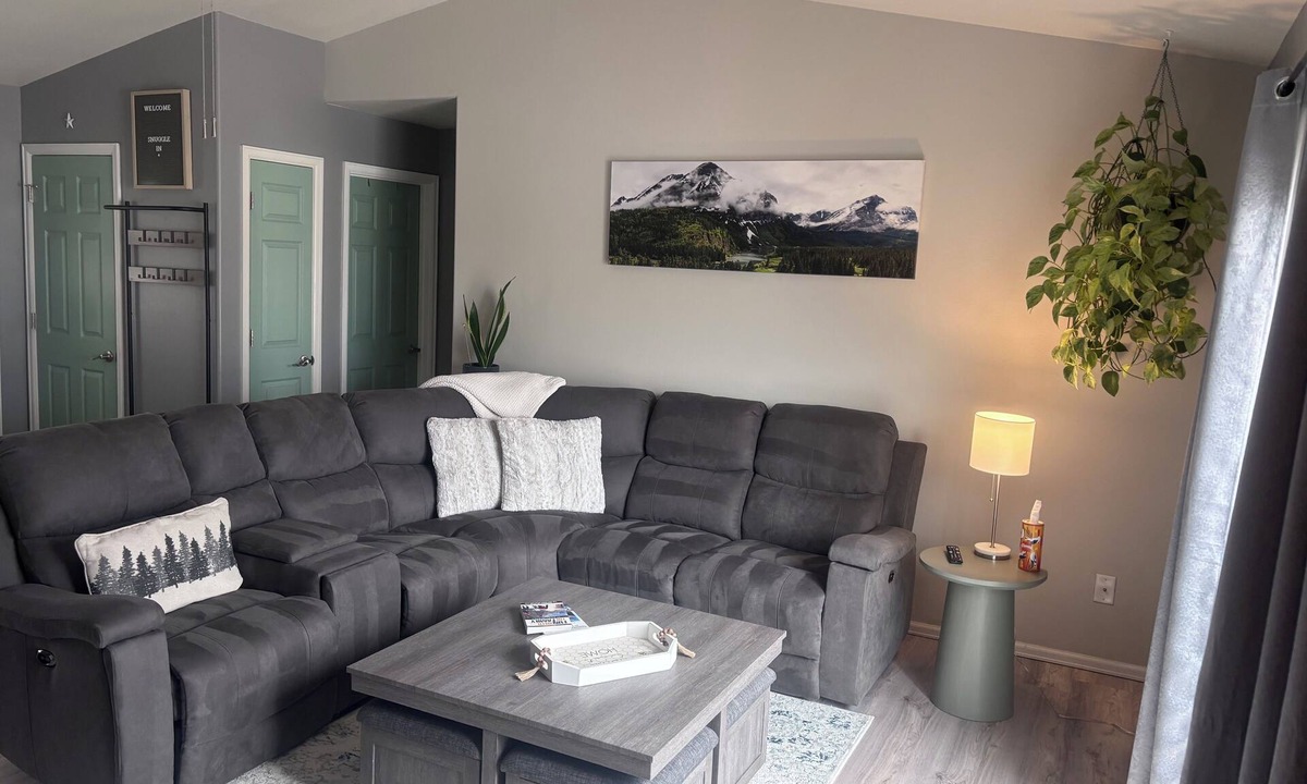 Montrose House | CO Beehive with 2 new king beds! Reclining sectional couch and sunset patio!