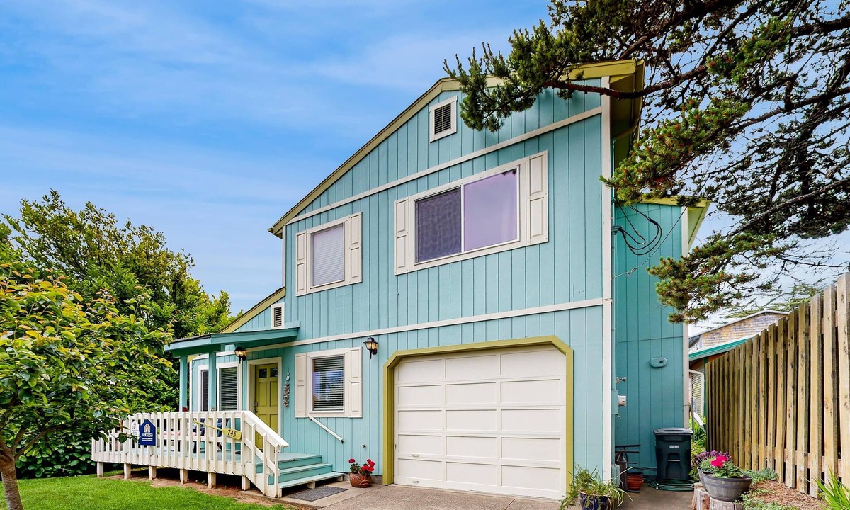 Newport House | Coastal, Dog-Friendly Home in Great Location - Six Blocks from Nye Beach