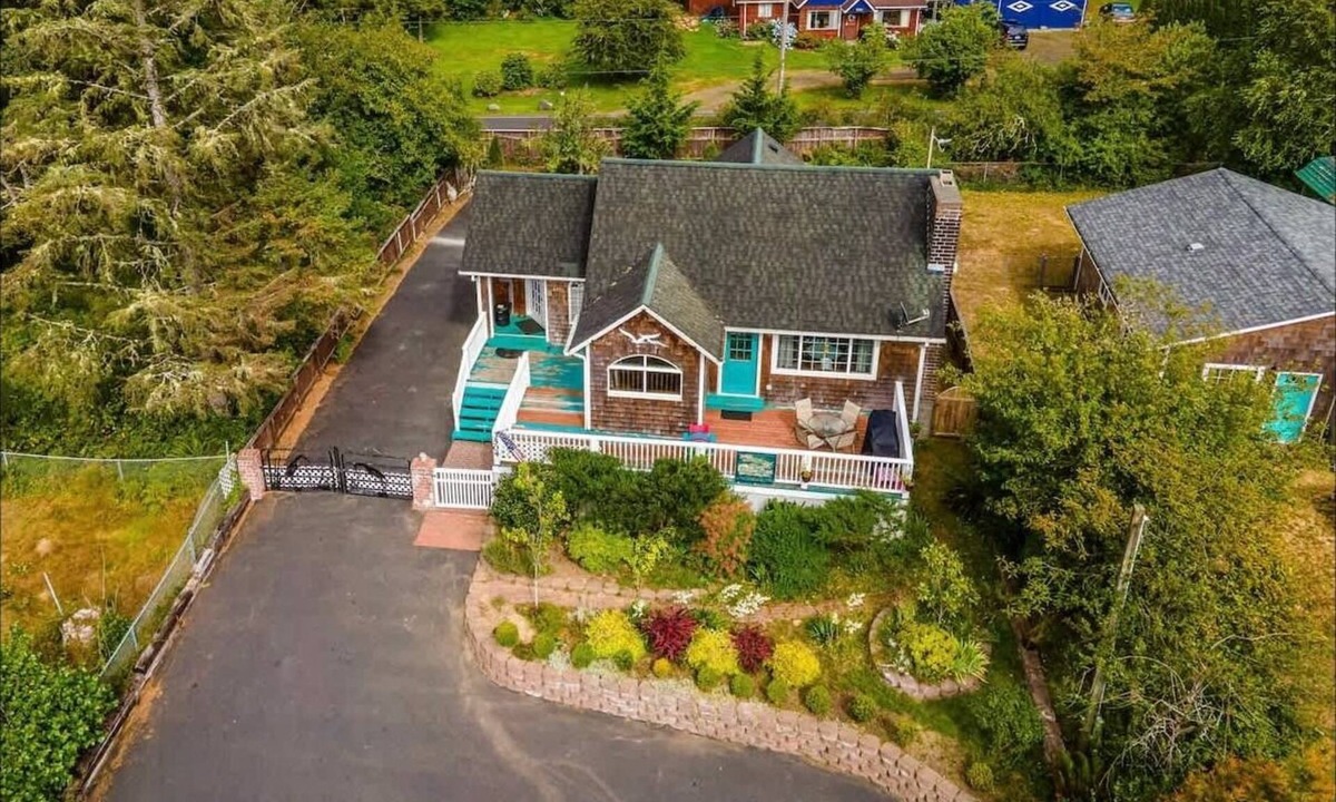 Grayland House | Coastal Family Home | EV Charger | Deck & Grill