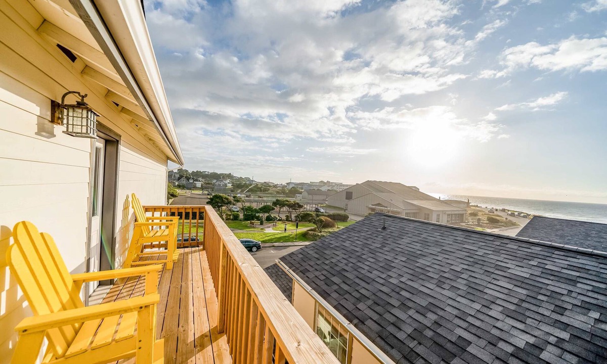 Newport House | Coastal gem near the beach with spacious layout - walk to dining & shops