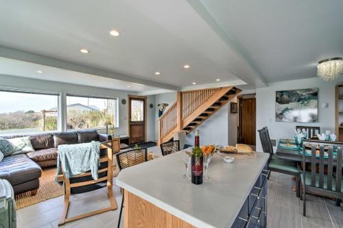 Pacific Beach House | Coastal Retreat: Deck, Ocean Views + Walk to Beach