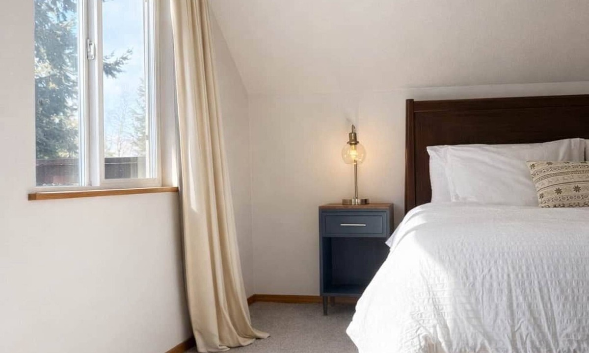 Coupeville House | Coastal Retreat Walk to Beach+Pool Access 2 King Beds