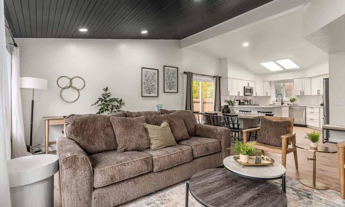Graystone House | Coeur d'Alene Getaway I Quiet Neighborhood