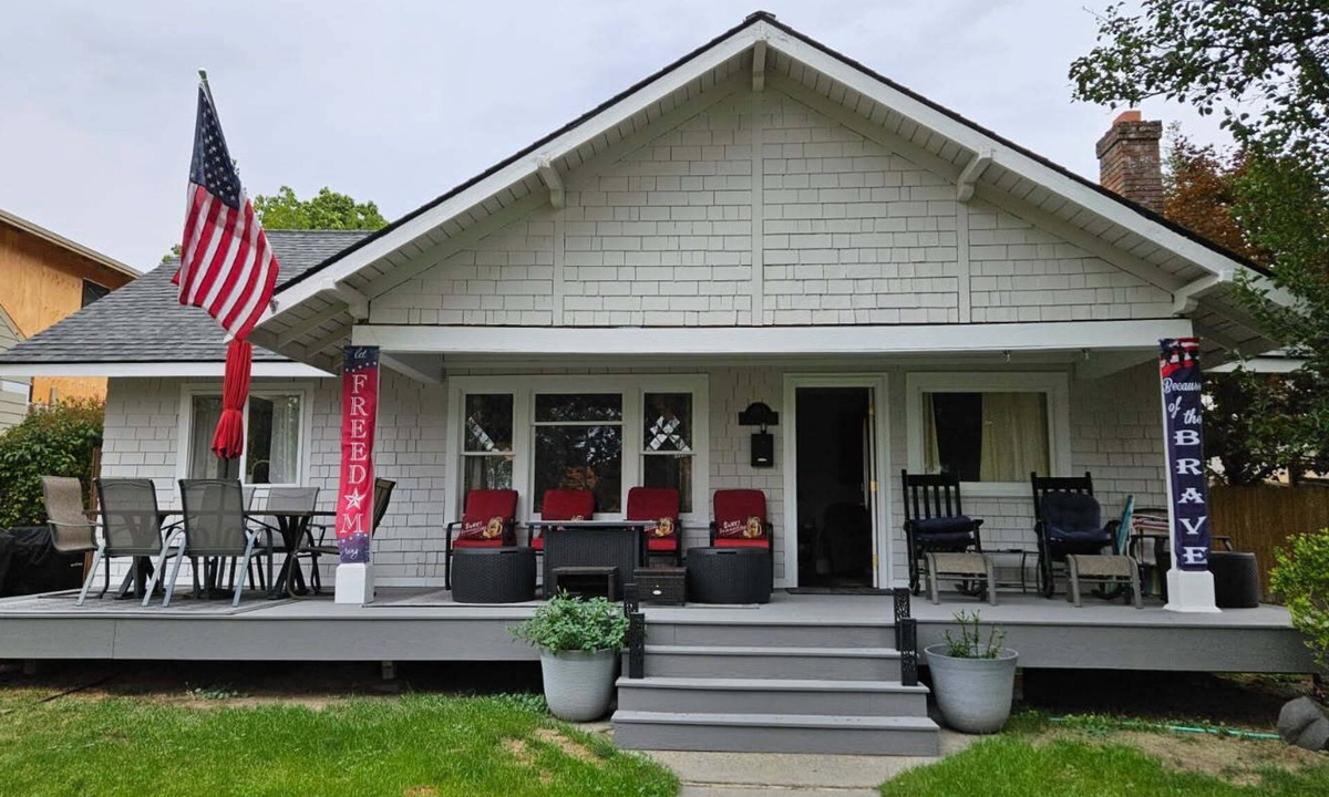Coeur d'Alene House | Coeur d'Alene's Famous Lakeshore Cottage steps to Sander's Beach & Tubb's Hill!
