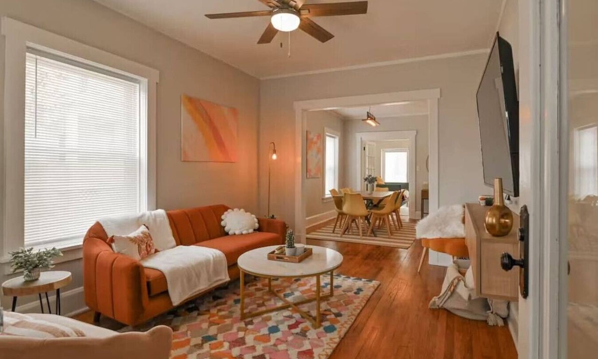 Dahlman Apartment | Colorful Retro Stay near the Zoo