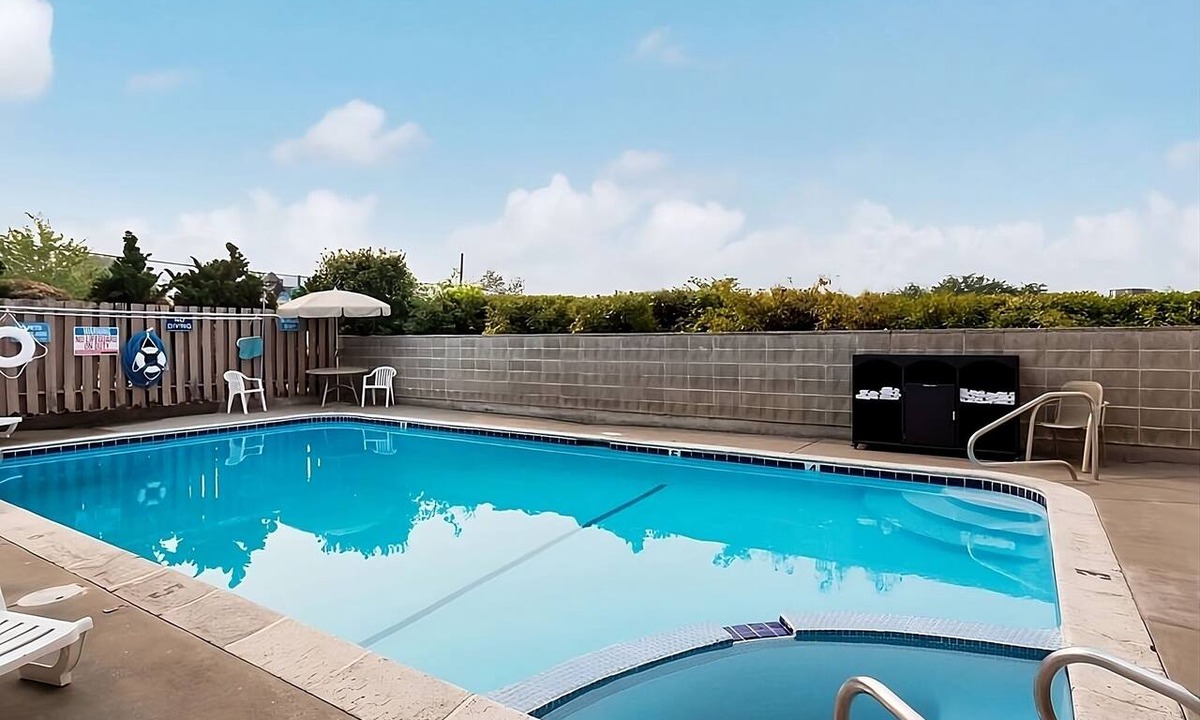 Grants Pass Hotel | Comfort & Convenience! 3 Spacious Units w/Swimming Pool Access. Free Breakfast!