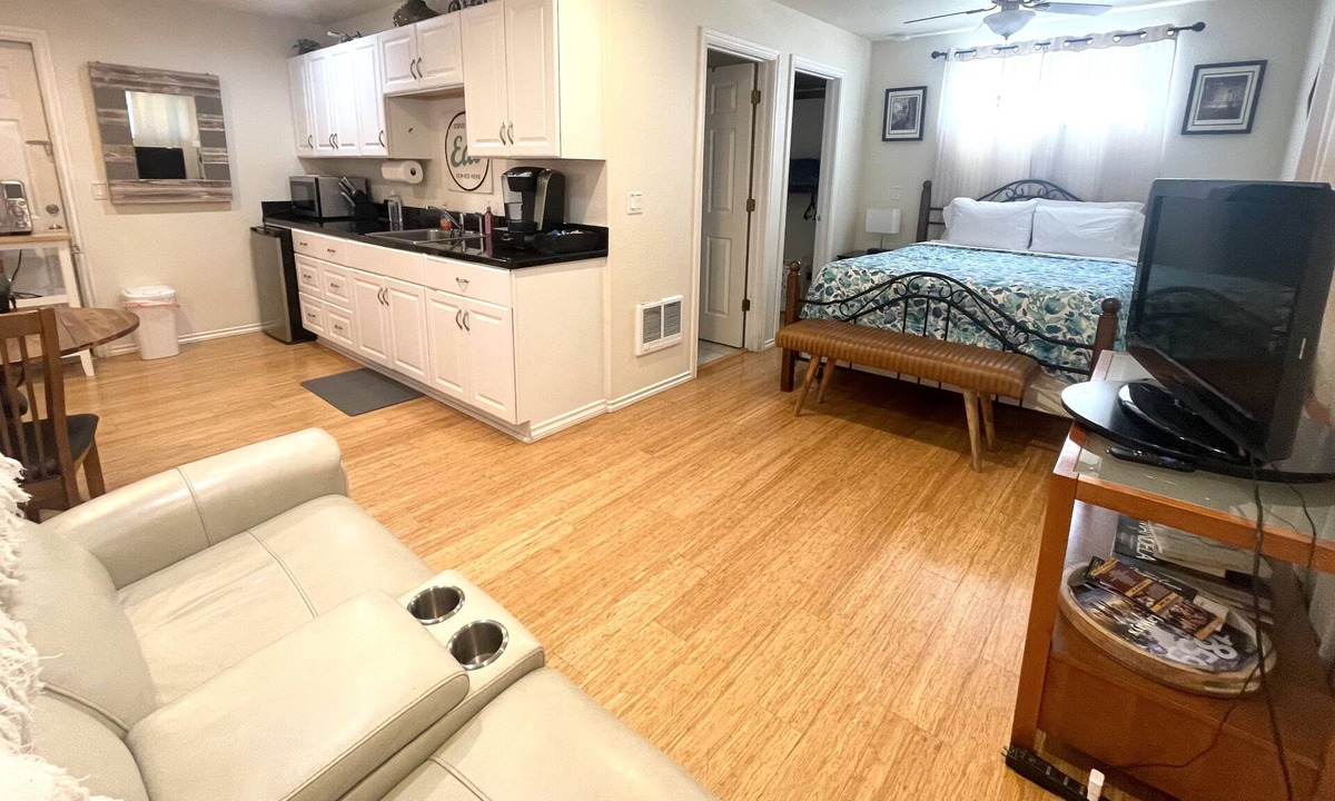 Medford Apartment | Comfortable and Well Stocked-Central Location-2 blocks to Major Park