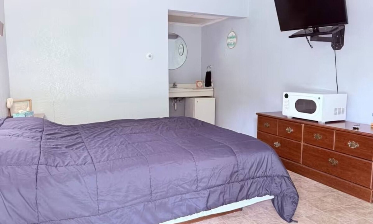Ida Grove Hotel | Comfortable Castle-Themed Room Near Ida Grove Castles - Pet-Friendly