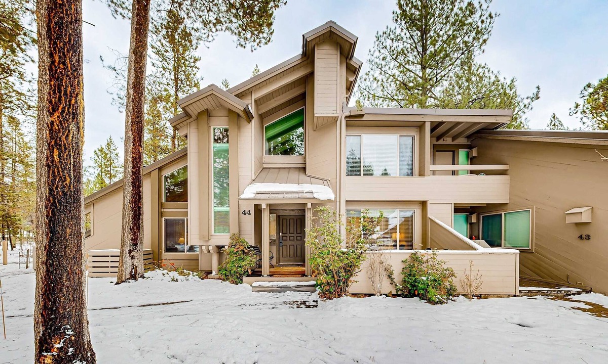 Tennis Village House | Comfortable condo with shared pool, SHARC passes, trails, and more!