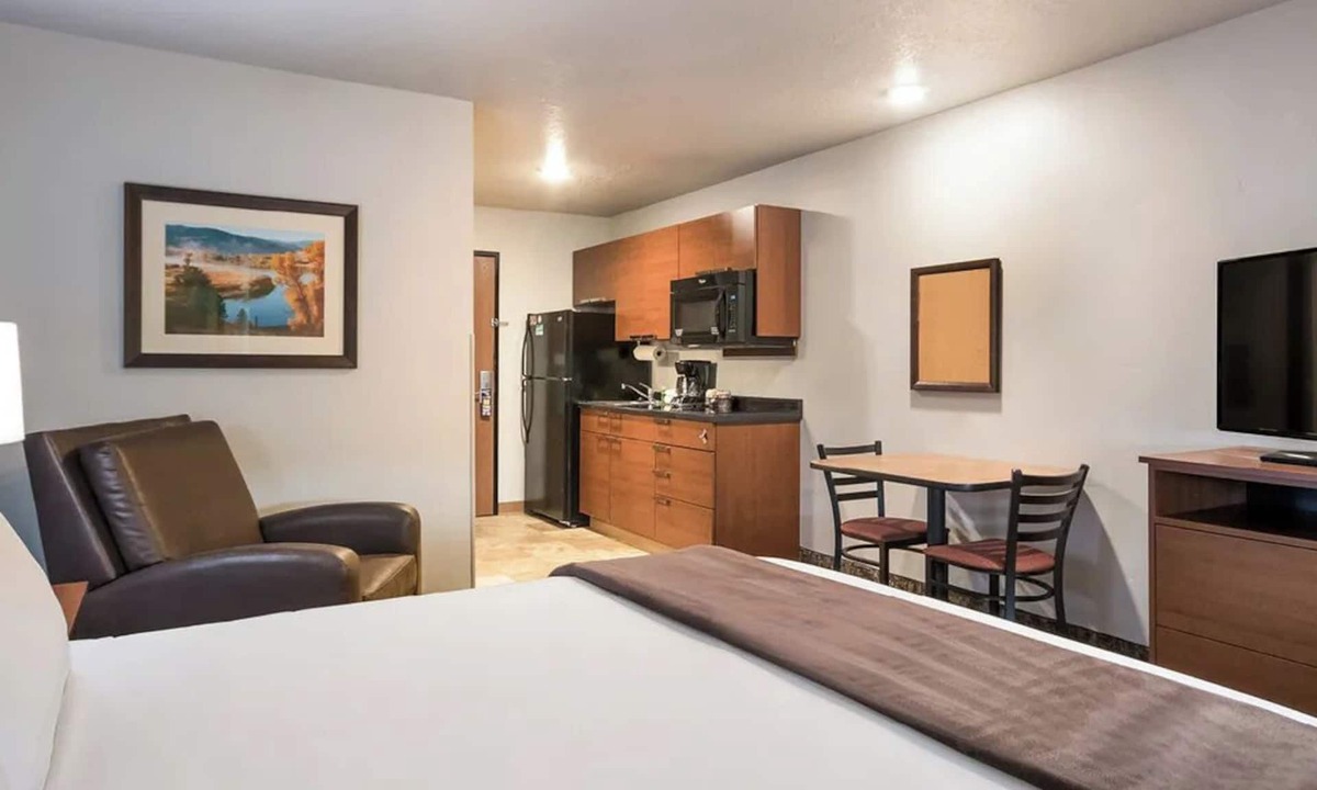 Altoona Hotel | Comfortable Room Perfect for Extended Stays Near Altoona Fun Spots