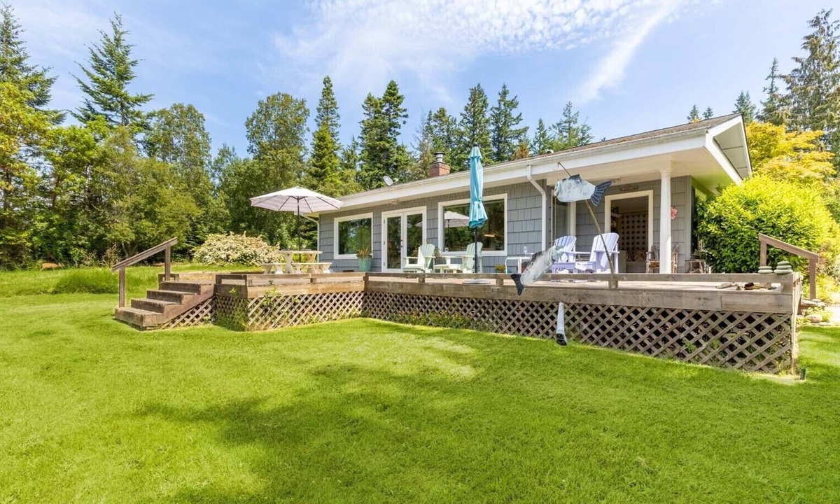Freeland Cottage | Comfy Coastal Cottage - Bright and Cheerful