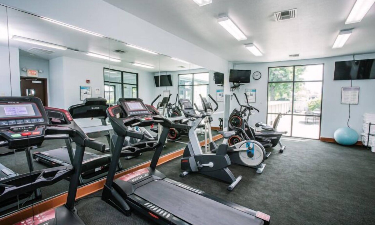 Medford Apartment | Comfy Hotel Stay w/Work Desk & Breakfast | Nr MFR