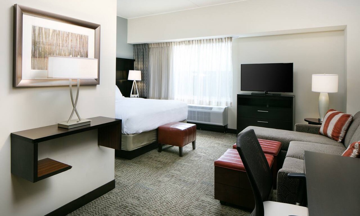 Downtown Des Moines Apartment | Comfy Studio Suite | Indoor Pool, Hot Tub