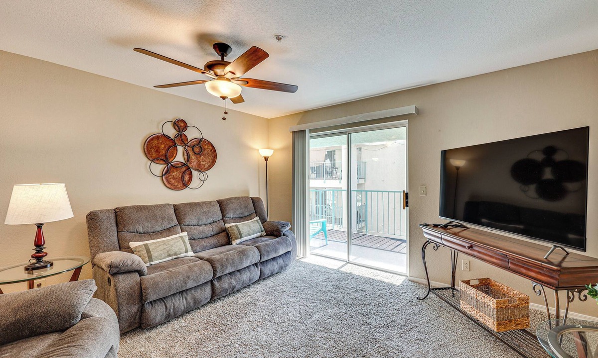 Laughlin Condo | Community Pool & Gym: Apt 5 Mi to Laughlin Casinos