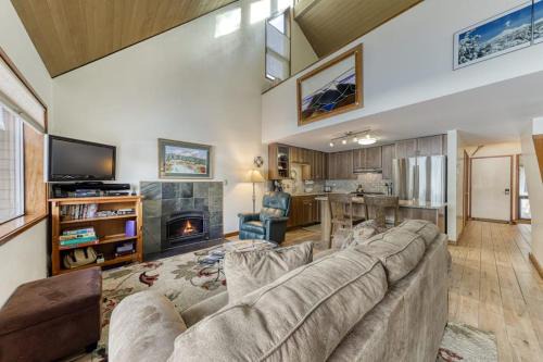 Overlook Park House | Condo in Great Location View of Golf Course & SHARC Passes - Dogs OK