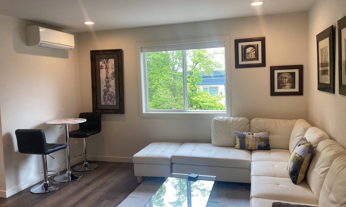 Moss Bay Apartment | Contemporary One Bedroom Oasis in Downtown Kirkland