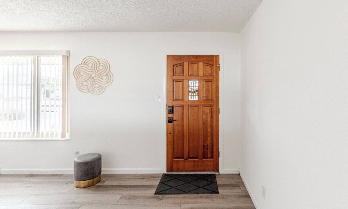 Denver House | convenient spacious house hot tub 4 kings sleeps 18