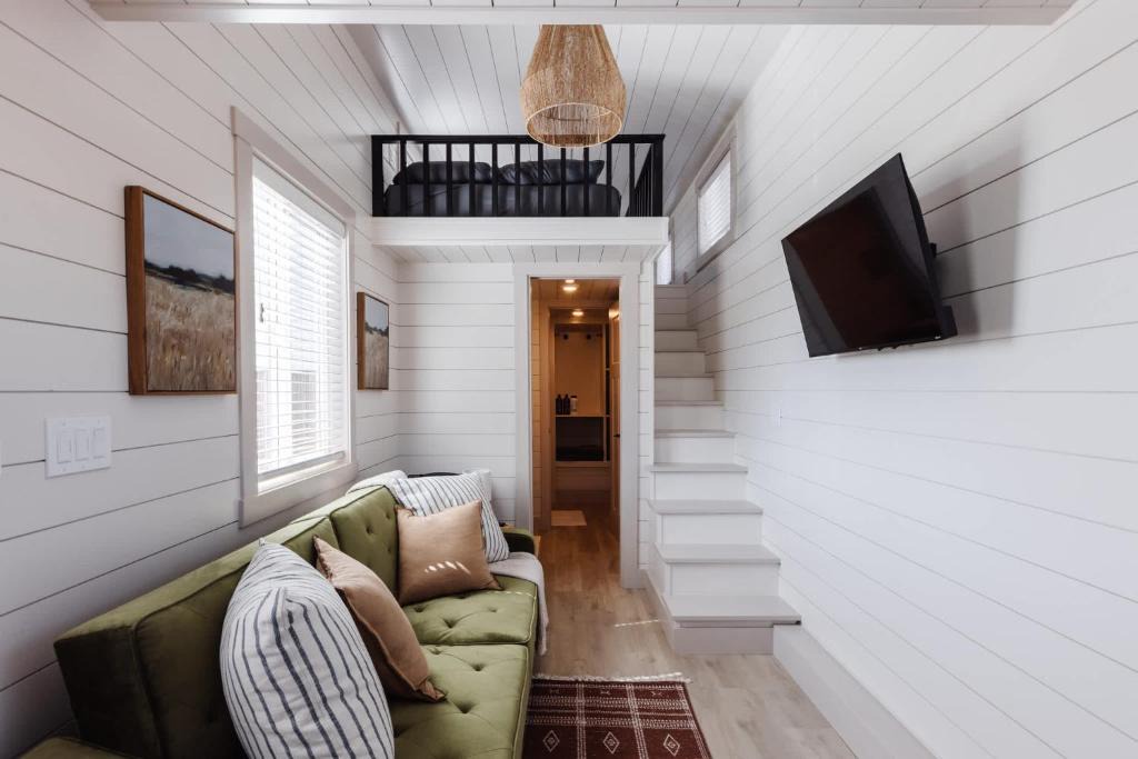 Apple Valley House | Convient tiny home private deck