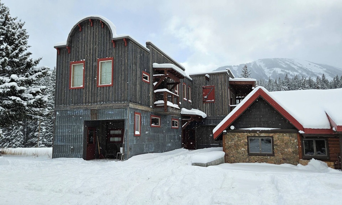 Cooke City-Silver Gate House | Cooke City Cosmopolitan - Downtown Cooke City and backed up to Soda Butte Creek