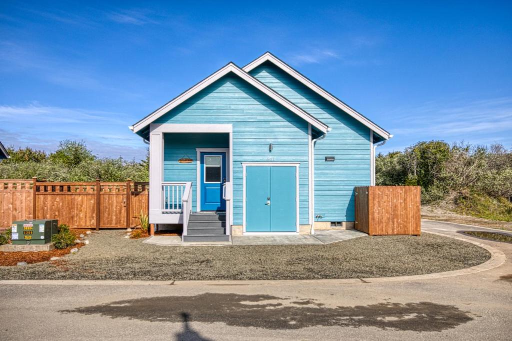 Ocean Shores House | Coral Beach Cottage