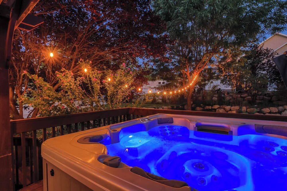 Draper House | Corner Canyon Retreat Hot Tub Deck RV Ski & Trails Ski Sleeps 21 Extra Spacious