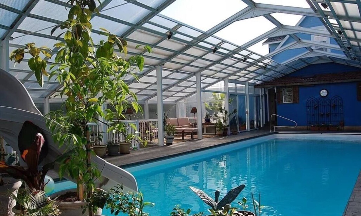 Everson Cottage | Country Cottage 50 miles from Mt Baker with heated, indoor pool 150 feet away
